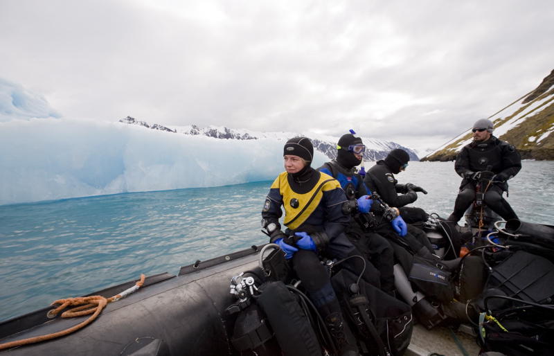 Driving through the ice-floats after the dive (picture by Franco Banfi)